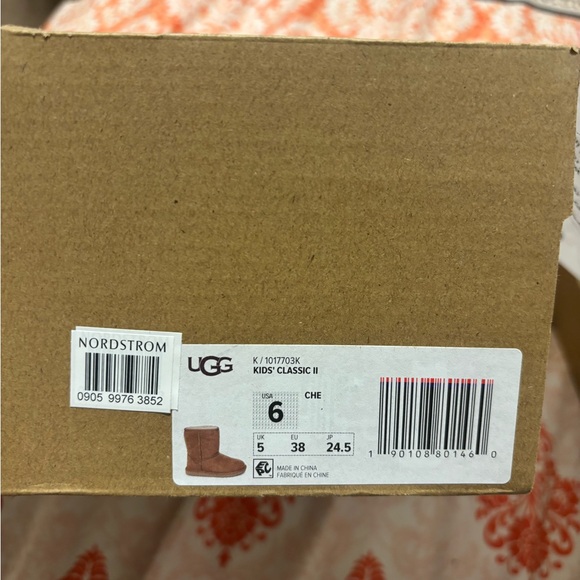 UGG Classic Chestnut Boots size 6 in big kids fits women who wears 6 - Picture 3 of 4